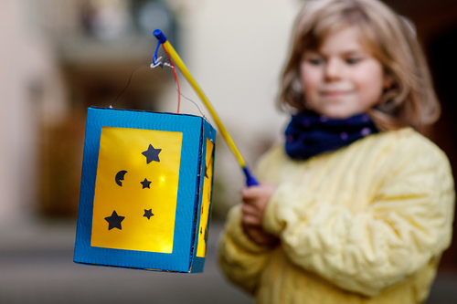 Kind beim Martinsumzug.